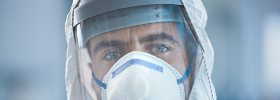 un uomo con visiera, tuta e maschera ffp2